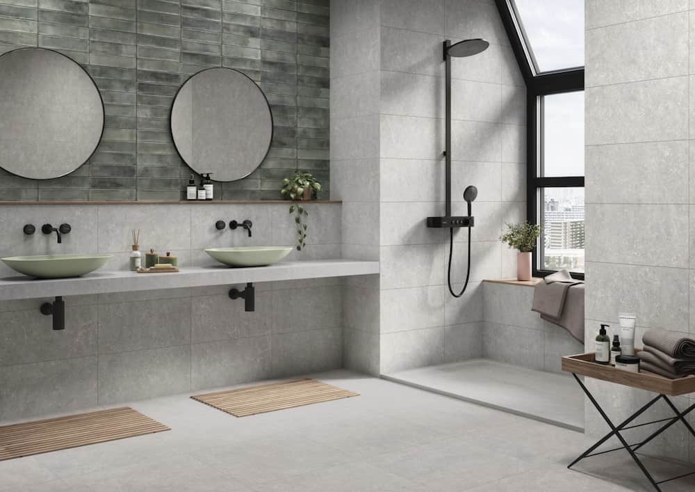 Biała łazienka z drewnem – klasyka, która nie wychodzi z mody